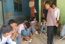 Kapolsek Kragilan, AKP Ilman Robiana tengah berdialog dengan para siswa yang nongkrong dalam patroli rutin. Foto Yono