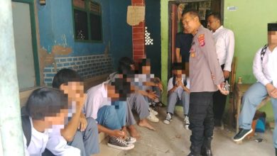 Kapolsek Kragilan, AKP Ilman Robiana tengah berdialog dengan para siswa yang nongkrong dalam patroli rutin. Foto Yono