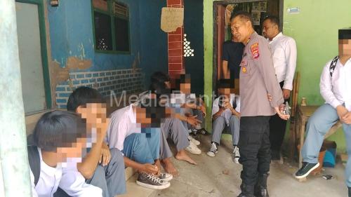 Kapolsek Kragilan, AKP Ilman Robiana tengah berdialog dengan para siswa yang nongkrong dalam patroli rutin. Foto Yono