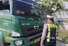 Polsek Kragilan tertibkan truk parkir sembarangan di bahu jalan. Foto Yono