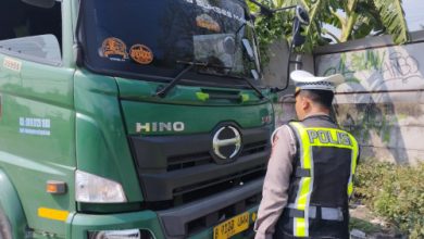 Polsek Kragilan tertibkan truk parkir sembarangan di bahu jalan. Foto Yono