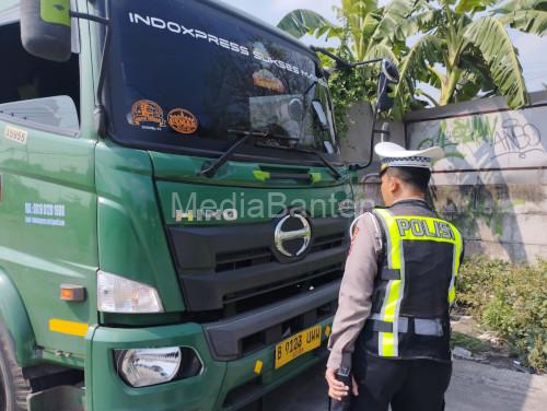 Polsek Kragilan tertibkan truk parkir sembarangan di bahu jalan. Foto Yono