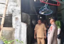 Rumah warga di Kampung Cisait Masjid, Kecamatan Kragilan terbakar yang berasal dari api tungku di dapur. Foto: Yono