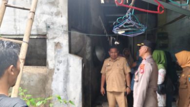 Rumah warga di Kampung Cisait Masjid, Kecamatan Kragilan terbakar yang berasal dari api tungku di dapur. Foto: Yono