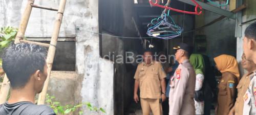 Rumah warga di Kampung Cisait Masjid, Kecamatan Kragilan terbakar yang berasal dari api tungku di dapur. Foto: Yono
