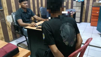 Tersangka penjual kerbau titip tengah diperiksa Polres Serang. Foto Yono