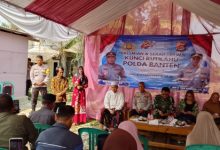 Polsek Pamarayan menyerahkan hasil bedah rumah kepada Edi Suhendi. Foto Yono