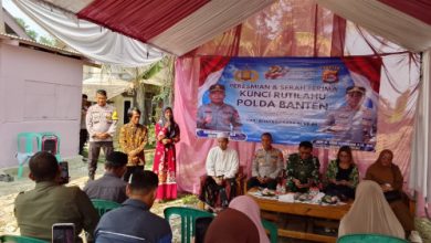 Polsek Pamarayan menyerahkan hasil bedah rumah kepada Edi Suhendi. Foto Yono