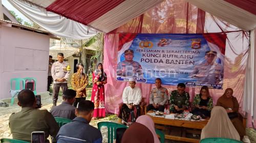 Polsek Pamarayan menyerahkan hasil bedah rumah kepada Edi Suhendi. Foto Yono
