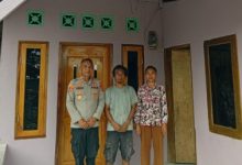 Kapolsek Pamarayan, AKP Yusuf Efendi dan keluarga Edi di hasil bedah rumah. Foto Yono