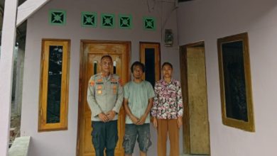 Kapolsek Pamarayan, AKP Yusuf Efendi dan keluarga Edi di hasil bedah rumah. Foto Yono