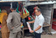 Tim tengah melakukan pemeriksaan barang terlarang di sebuah warung kelontongan di Pamarayan. Foto Yono