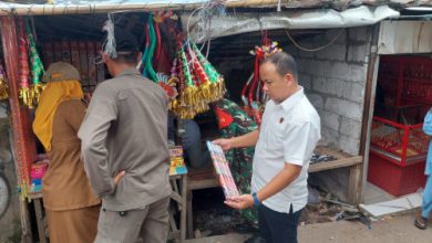 Tim tengah melakukan pemeriksaan barang terlarang di sebuah warung kelontongan di Pamarayan. Foto Yono