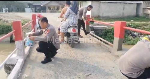 Revitalisasi jembatan merah putih di saluran irigasi Kampung Baru, Kecamatan Pamarayan. Foto Yono
