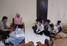Polsek Pamarayan melakukan pembinaan ke pelajar SMPN 1 Bandung yang konvoi senjata tajam. foto Yono