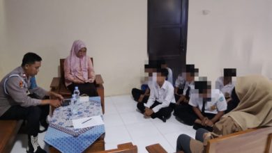 Polsek Pamarayan melakukan pembinaan ke pelajar SMPN 1 Bandung yang konvoi senjata tajam. foto Yono