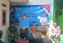 Kapolsek Pamarayan, AKP Yusuf Efendi dan Arif Mahdali dari PT IKPP menyerahkan kunci hasil Program Bedah rumah. Foto Yono