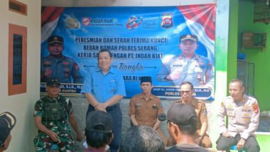 Kapolsek Pamarayan, AKP Yusuf Efendi dan Arif Mahdali dari PT IKPP menyerahkan kunci hasil Program Bedah rumah. Foto Yono