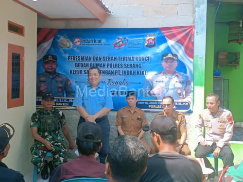 Kapolsek Pamarayan, AKP Yusuf Efendi dan Arif Mahdali dari PT IKPP menyerahkan kunci hasil Program Bedah rumah. Foto Yono