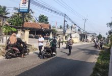Polsek Pamarayan membagikan masker gratis. Foto Yono