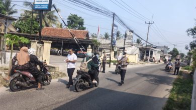 Polsek Pamarayan membagikan masker gratis. Foto Yono