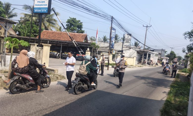 Polsek Pamarayan membagikan masker gratis. Foto Yono