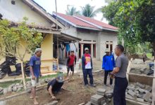 Polsek Pamarayan mencek pembangunan jalan desa. Foto Yono