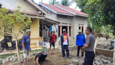 Polsek Pamarayan mencek pembangunan jalan desa. Foto Yono