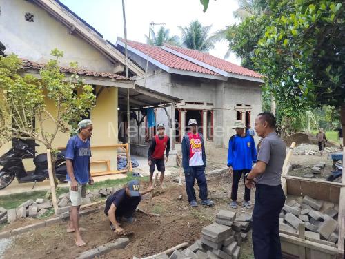 Polsek Pamarayan mencek pembangunan jalan desa. Foto Yono