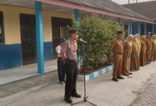Kapolsek Pamarayan, AKP Yusuf Ependi menjadi pembina upacara di SMP 1 Pamarayan. Foto Yono