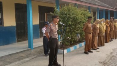 Kapolsek Pamarayan, AKP Yusuf Ependi menjadi pembina upacara di SMP 1 Pamarayan. Foto Yono