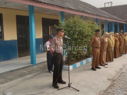 Kapolsek Pamarayan, AKP Yusuf Ependi menjadi pembina upacara di SMP 1 Pamarayan. Foto Yono