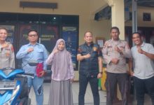 Penyerahan sepeda motor milik seorang guru SD oleh Polsek Pamarayan. Foto Yono