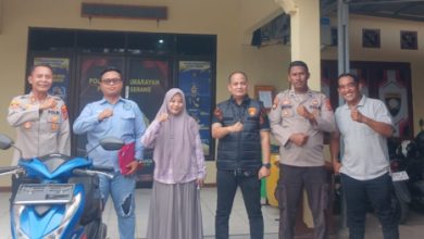 Penyerahan sepeda motor milik seorang guru SD oleh Polsek Pamarayan. Foto Yono