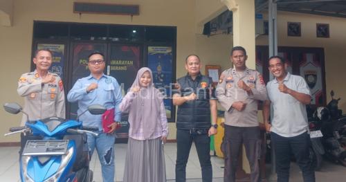 Penyerahan sepeda motor milik seorang guru SD oleh Polsek Pamarayan. Foto Yono