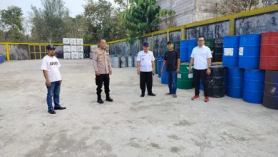 Kapolsek Pamarayan bermsa Muspika lainya sidak ke gudang penyimpanan bahan kimia. Foto Yono