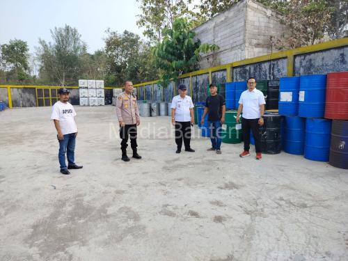 Kapolsek Pamarayan bermsa Muspika lainya sidak ke gudang penyimpanan bahan kimia. Foto Yono