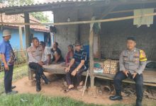 Kapolsek Pamarayan, AKP Yusuf Ependi mengunji Nenek Arsanah yang hidup sebatang kara di rumah gubuk. Foto Yono