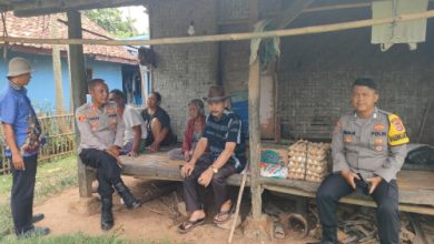 Kapolsek Pamarayan, AKP Yusuf Ependi mengunji Nenek Arsanah yang hidup sebatang kara di rumah gubuk. Foto Yono