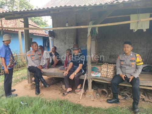 Kapolsek Pamarayan, AKP Yusuf Ependi mengunji Nenek Arsanah yang hidup sebatang kara di rumah gubuk. Foto Yono