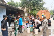 Polsek Pamarayan menyalurkan 11.000 liter air bersih ke warga terdampak musim kemarau. Foto Yono