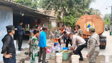 Polsek Pamarayan menyalurkan 11.000 liter air bersih ke warga terdampak musim kemarau. Foto Yono