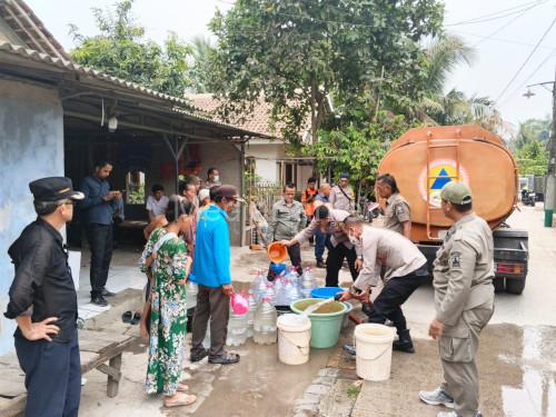 Polsek Pamarayan menyalurkan 11.000 liter air bersih ke warga terdampak musim kemarau. Foto Yono