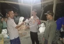 Kapolsek Petir, AKP Priyanto memberi bantuan sembako ke korban kebakaran. Foto Yono