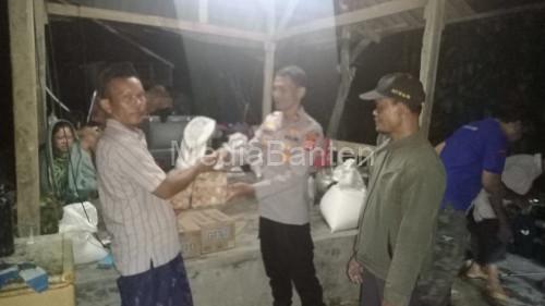 Kapolsek Petir, AKP Priyanto memberi bantuan sembako ke korban kebakaran. Foto Yono