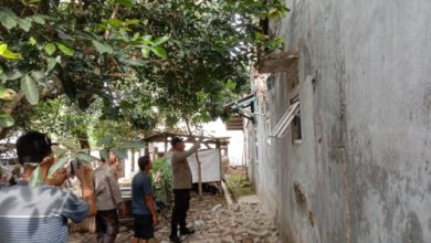 Dinding rumah yang roboh di Petir. Foto Yono