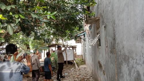 Dinding rumah yang roboh di Petir. Foto Yono