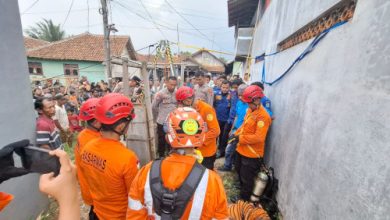 Polsek Tanara, Basarnas, BPBD melkaukan evakuasi korban bunuh diri di sebuah sumur di Desa Bojong Pandan. Foto Yono