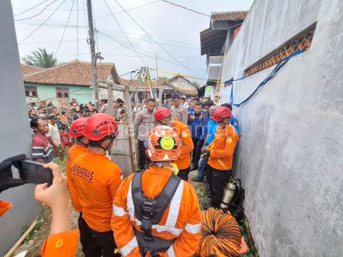Polsek Tanara, Basarnas, BPBD melkaukan evakuasi korban bunuh diri di sebuah sumur di Desa Bojong Pandan. Foto Yono