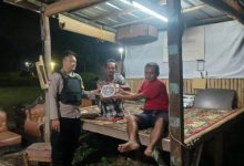 Bhabinkamtibmas Polsek Purwakra, Aiptu Daryo Efendi sambangi Pos Ronda di Tegal Papak. Foto Daeng Yusvin